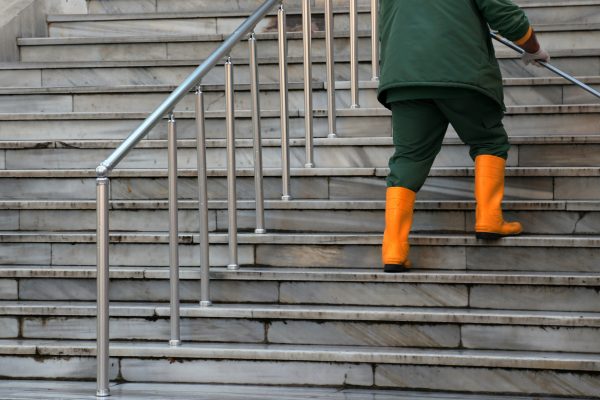 limpiando escaleras