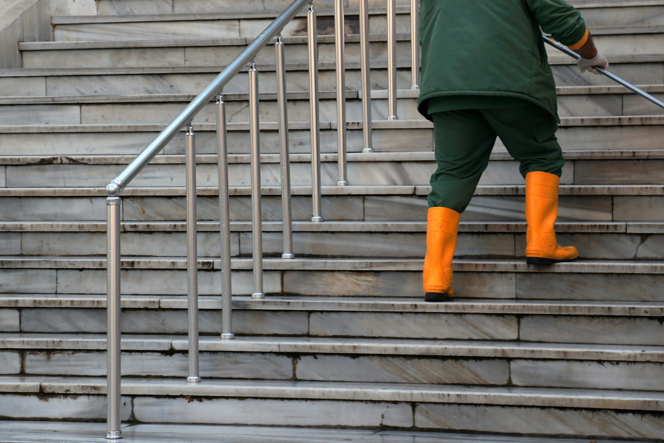 limpiando escaleras